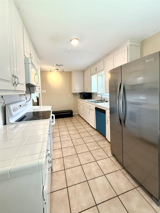 Kitchen - Sheridan St. 5 minutes Walking or Biking Distance to RICE University Campus House