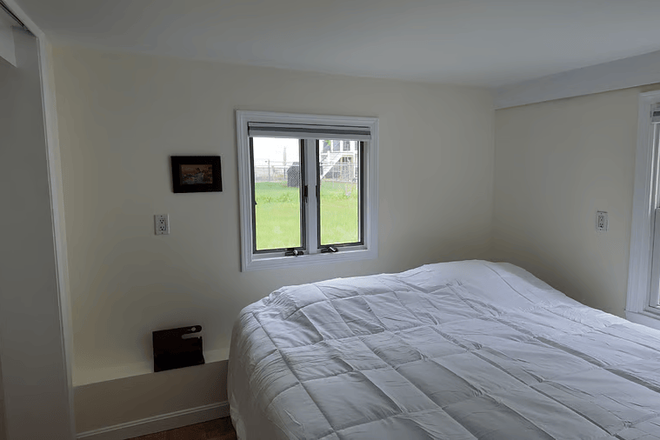 California King Bedroom - Quiet 5-Bed, 1-Bath Perfect for Studious Students Wanting to Save on Housing Costs Duplex