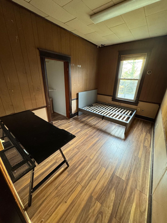 Main bedroom; view from the entrance - Semi-Furnished Room w/ Private Bath – 8 Min Walk to Campus, Next to Lidl