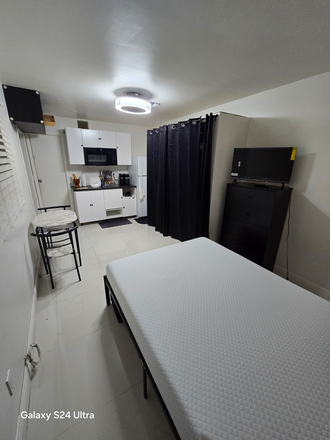 whole room - 1 bedroom, furnished, private entrance near FIU, full bathroom, kitchenette House