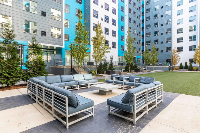 Courtyard - SkyVue Summer Lease Takeover Apartments