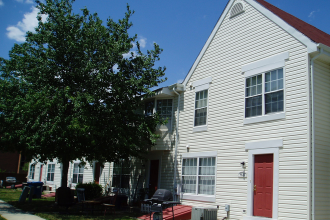 Front - 3 BR Updated Townhouse:  Quick walk to campus/ located behind US1 McDonalds