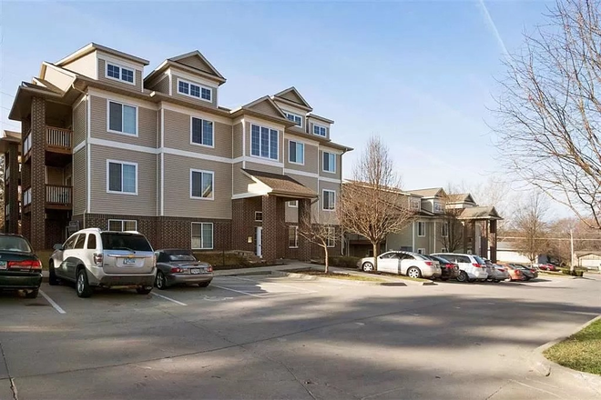 Apartment building - 3 Bedroom Apartment in W Benton - 2nd floor unit - Close to bus line - Short distance from Campus