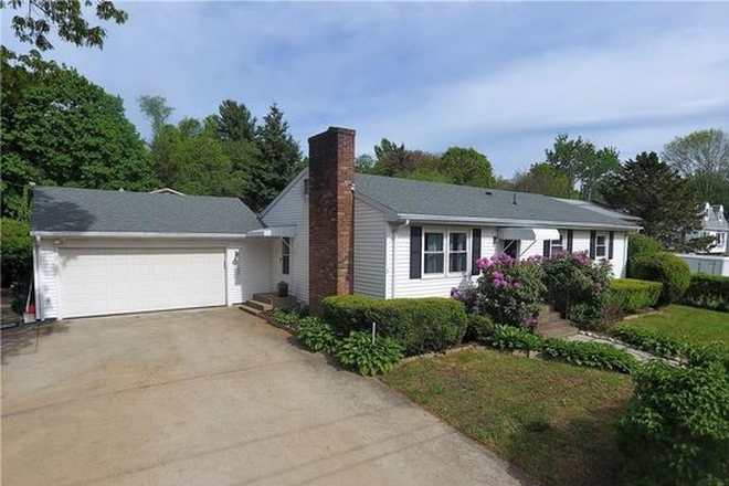 Front of house - Available for a group of 4! 4 Bedroom in Bonnet Shores Area! House