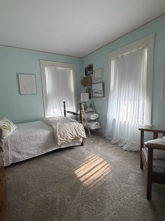 Bedroom - Sunny Furnished Room in Cleveland Heights Home – All Utilities Included.