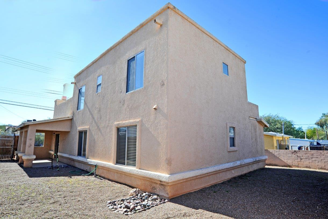 Outside - Bedrooms for Rent in Beautifully Remodeled 5 Bedrooom 3 Bathroom Home Walking Distance to UA and UMC