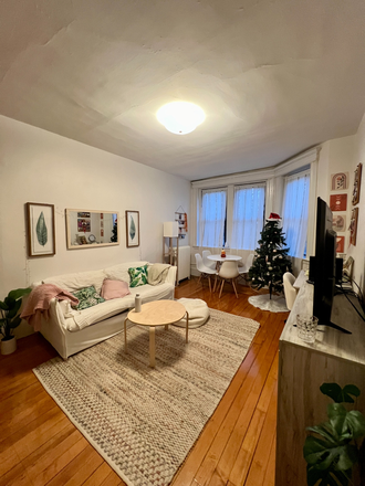 Studio - Massive studio on Westland Ave. Available 9/1/24