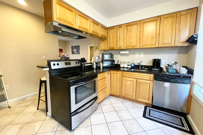 Kitchen - 3 bedroom and 1 bathroom unit in Dorchester. Apartments