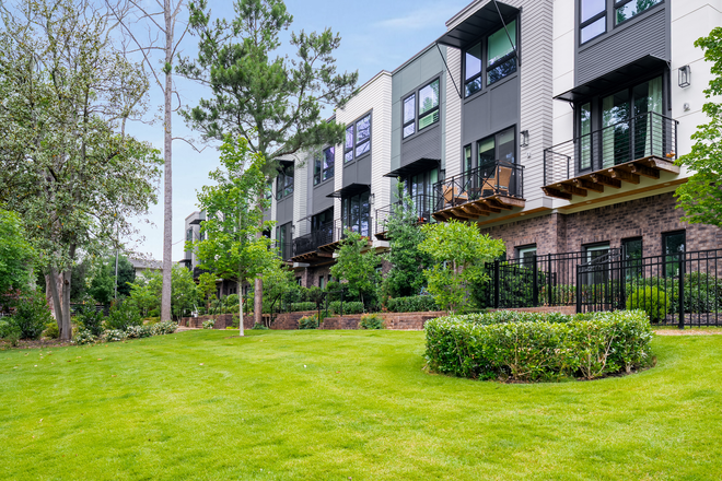 Front Yard Area - Modern Townhome Located 9 MINS from Emory University | Morningside-Lenox Park