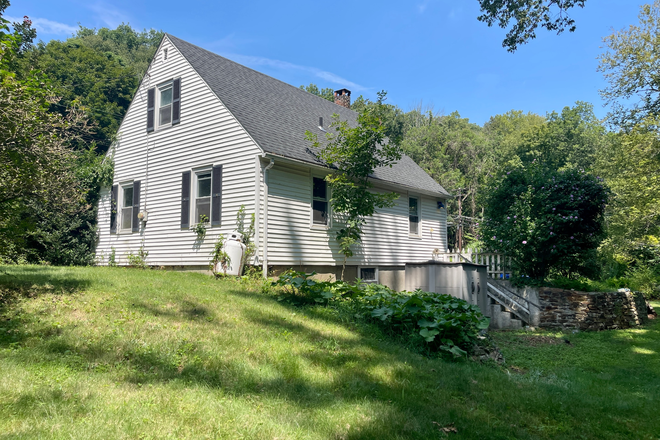 Back of House - 4 Bedroom / 1 Bath House Available for Rent Minutes Away From UConn