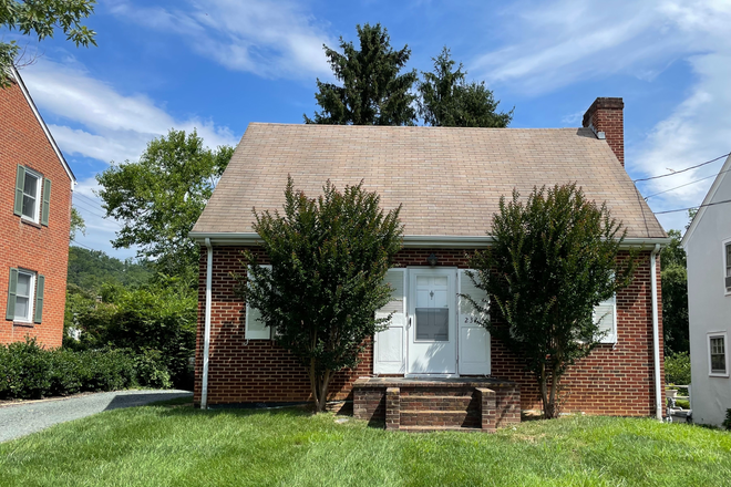 Exterior - 2 Bedroom House on Fontaine 1/2 Off Security Deposit and 1st month's rent!
