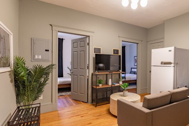 Visit hubrealtyproperties.com - Fenway, Amazing parkview 3 bedroom, walk to class