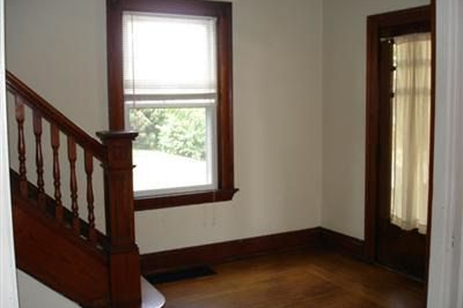 entryway - XU College House Realty