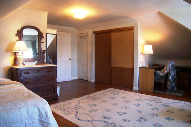 Your Bedroom - START JANUARY 1ST Share sweet furnished 2 bedrm apt. 4 Min.walk to UC / Hosp. All Uts-Wifi- incl