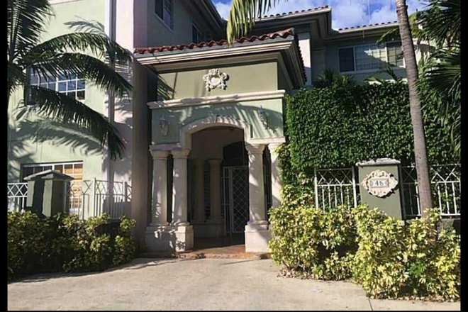 Main Entrance - Exceptional and spacious duplex 2/2 Condo