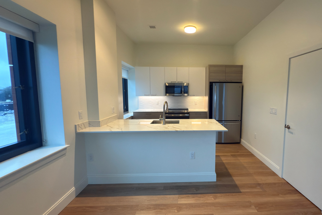 - - Renovated 1BR with In-Unit Laundry – 1079 Commonwealth Ave Apartments