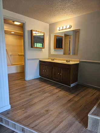 Bathtroom - Spacious Studio Apartment w/Garage!