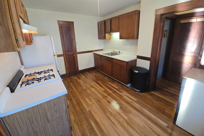 . - **NO BROKERS FEE!!** Sunny 2 Bed / 1 Bath w/ Parking!! Available NOW!! Apartments