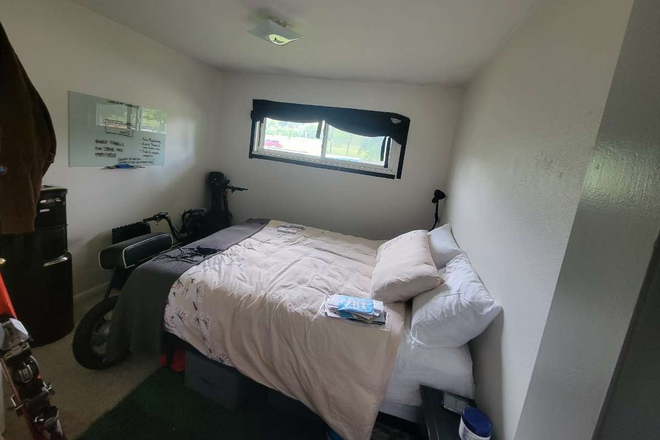 Bedroom that is available - 4 BR House off of Broadway