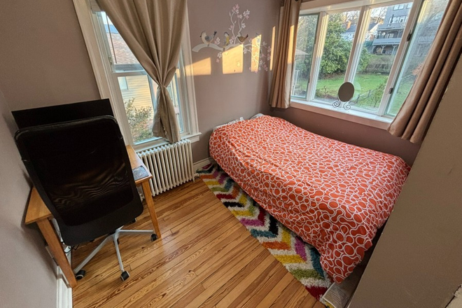 smaller room (twin bed or double bed) - Rooms in House w/ Yard and Parking Close to Campus