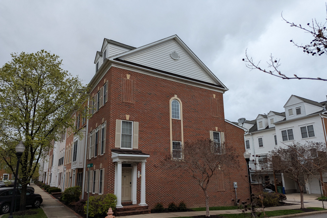 Exterior (side view) - 4 Bdrm / 2.5 Bath, Camden Crossing, Pad/Garage Parking, ADT, Partial Furnish, 5 min walk to Camden! Townhome