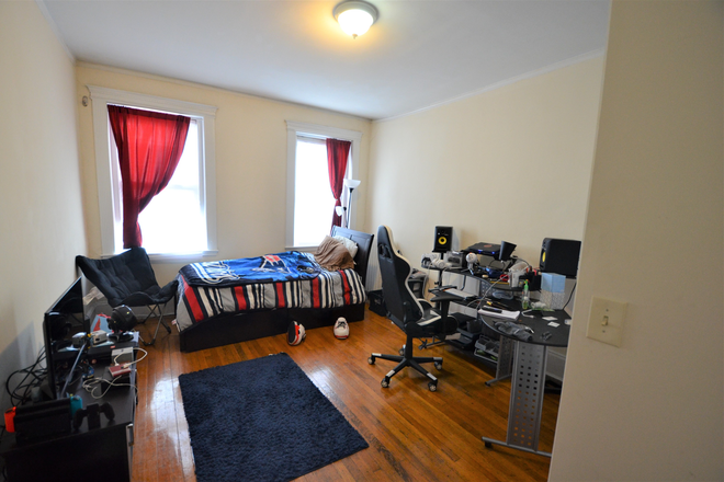 Studio - Large Studio Available 9/1/25! *CONTACT NOAH 603-470-8181