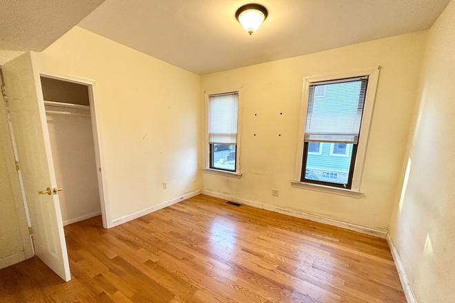 Bedroom - ROOM RENTAL - Spacious 3 bedroom 1 bathroom apartment