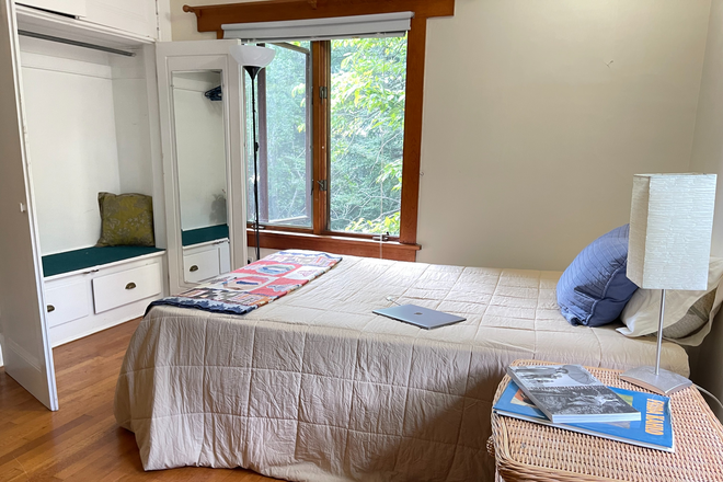 Bedroom facing west - Quiet, Safe, easy commute to campus, perfect for visiting grad, post-doc, faculty House