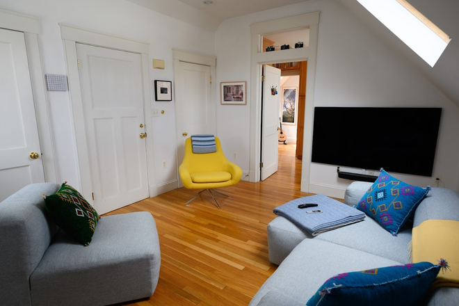 1 - Newly renovated apartment a few blocks to Davis Sq - May 1