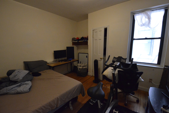 . - Cozy Studio on Burbank St (Separated Kitchen) Avail 9/1 Apartments