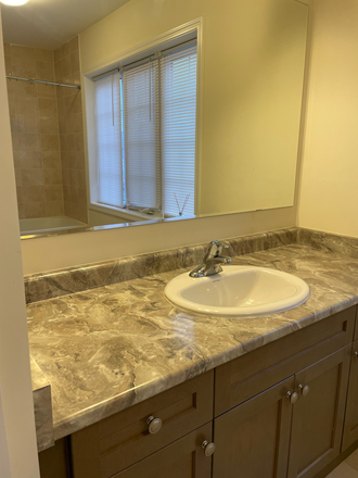 shared bathroom - Chic Shared Rental in Brampton House