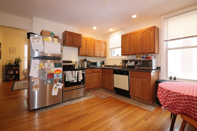 - - Steps to Boston University | Brookline Apartment on Freeman St