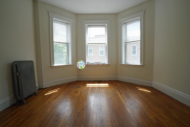 1 - JULY 2026-Awesome Brighton 2 bed Split. H/HW inc! Easy MBTA, No Fee! Apartments
