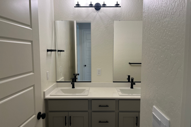 A Master Bedroom' Bathroom with 2 Faucets - 1 bedroom $500 House
