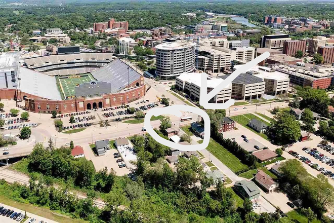 PRIME LOCATION! - Prime Location! Next to Kinnick Stadium & UIHC! Walk to Law, Pharmacy, Dental! Nice Place Apartments