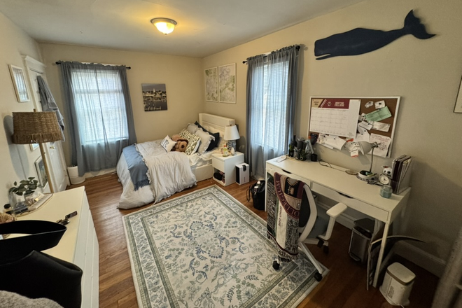 Bedroom - Summer Off Campus Housing! Duplex