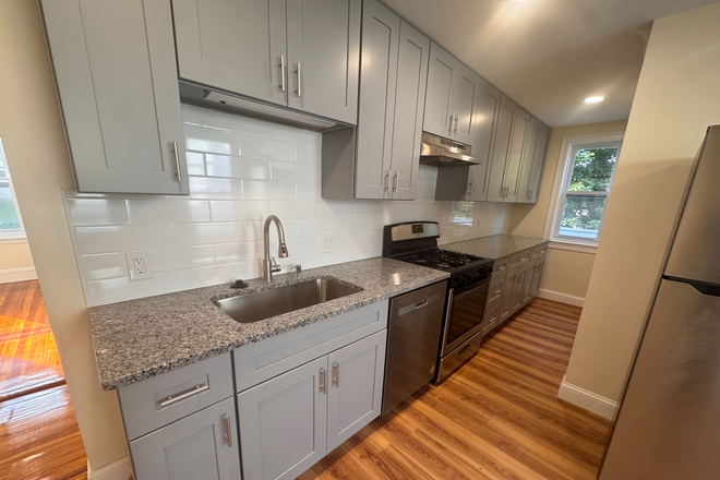 - - Close to Campus! No Broker Fee! Renovated 4 bed 1 bath close w/ Laundry & Parking Apartments