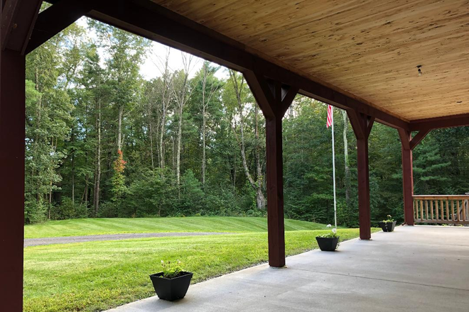 Front Porch - Spacious Off-Campus Home Close to UConn