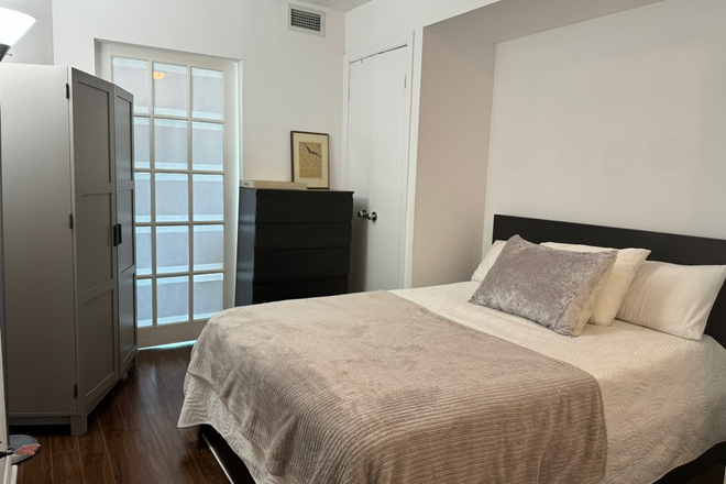 Your private bedroom - Room for FEMALE: BEST Location!! Prime Yorkville! $1580 All-Inc: 2-Min Subway/18-Min Walk to Campus Condo