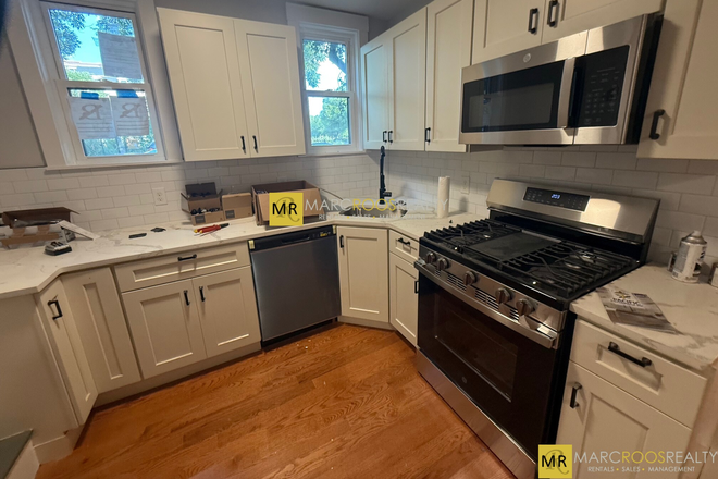 Call NOW for showings! 617-236-8600 - MARGINAL STREET - CHARMING EAST BOSTON 2.5 BED W/ LAUNDRY IN THE UNIT! *AVAIL NOW!*