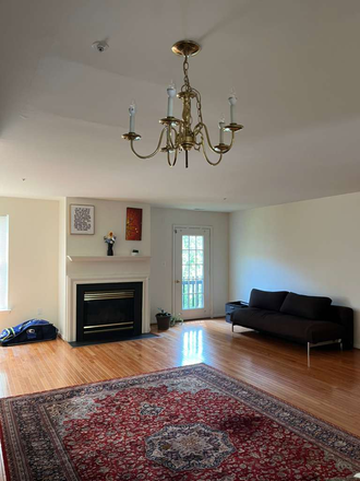 living room - 1 Room in a 4-bedroom townhouse 7 minutes from UMD