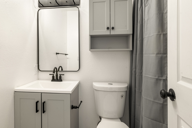 Bathroom 1 - 2 BR/2 BA Recently upgraded Condo Steps away from Campus!