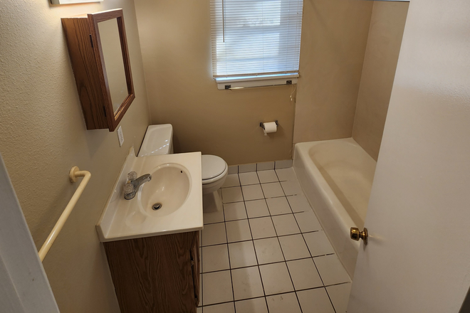 Bathroom - Perfect 2/2 home for College Roommates