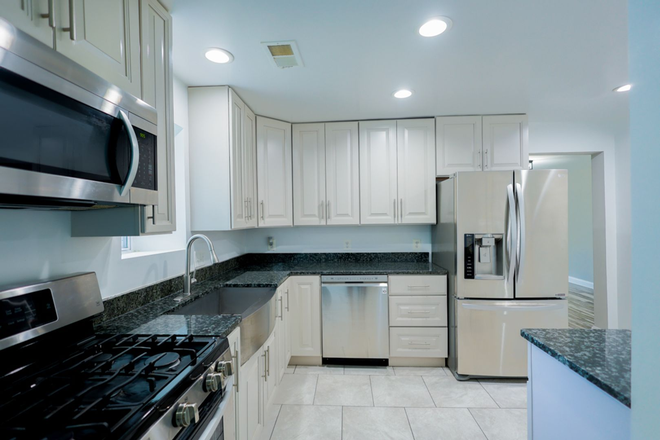 Modern kitchen - Bedroom with Private Bath Next to Metro
