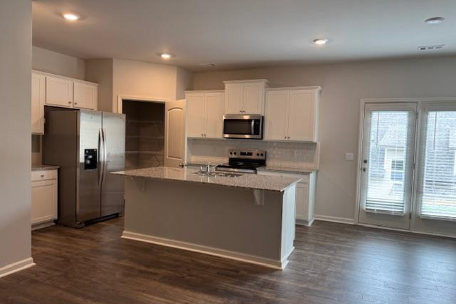 Kitchen - For Rent: 4 Bed / 2.5 Bath Townhome in Dahlonega, GA