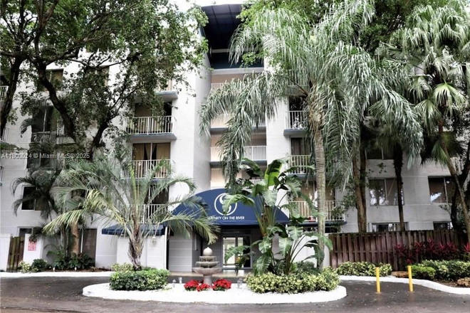 Building entrance - 1 bed 1 bath unit close to UM Medical campus, VA and Jackson Memorial