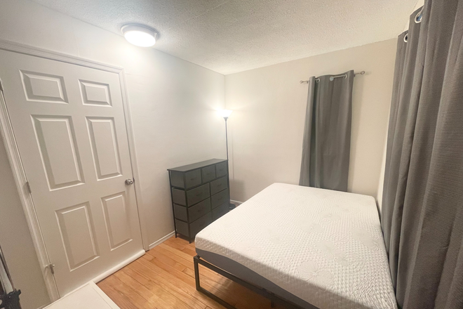 Bedroom A - Private Bedroom in Renovated Home - Walk to Metro in 10 minutes!