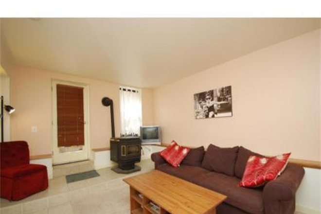 Call NOW for showings! 617-236-8550 - SYMPHONY RD - *75% OFF FEE* GRDN LVL TRUE 3BR W/ LIVING RM, W/D IN UNIT, PRKNG AVAIL FOR *9/1/2026* Condo