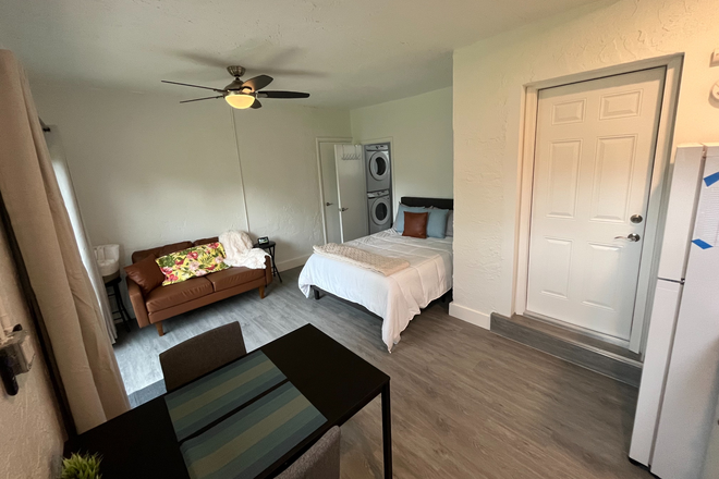 Seating Area/study area - Spacious Efficiency -- Conveniently Located 4 Blocks from UM House