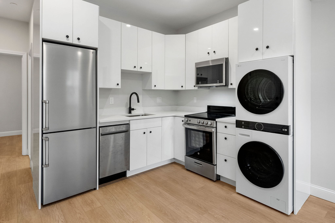 . - **NO BROKERS FEE!** Renovated 2 Bed / 1 Bath w/ LAUNDRY IN UNIT! Avail. 9/1/26!! Apartments